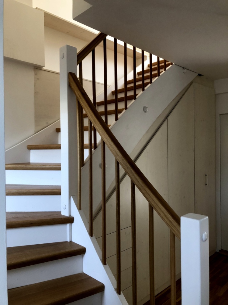 Stiegenverbau-in-Fichte-weiss-lasiert-1