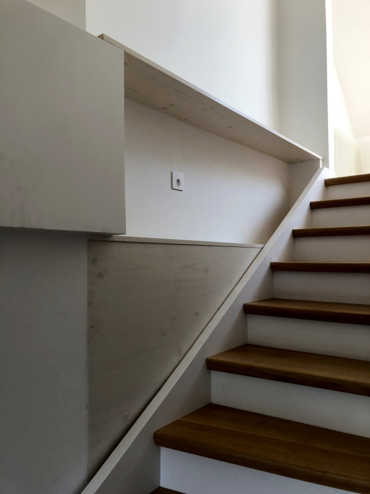 Stiegenverbau-in-Fichte-weiss-lasiert-2