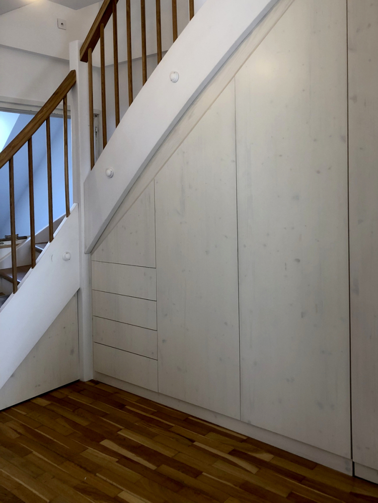 Stiegenverbau-in-Fichte-weiss-lasiert-4